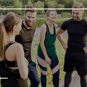 Eine Gruppe von Menschen, die sich nach einer Sporteinheit ausruhen