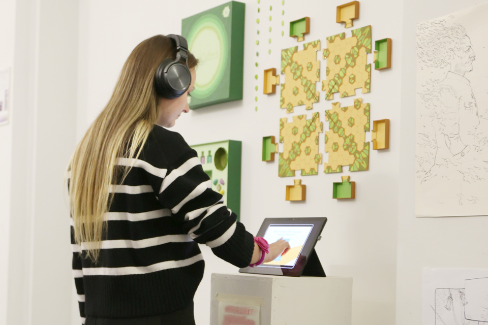 Ein Mädchen mit Kopfhörern schaut auf ein ipad