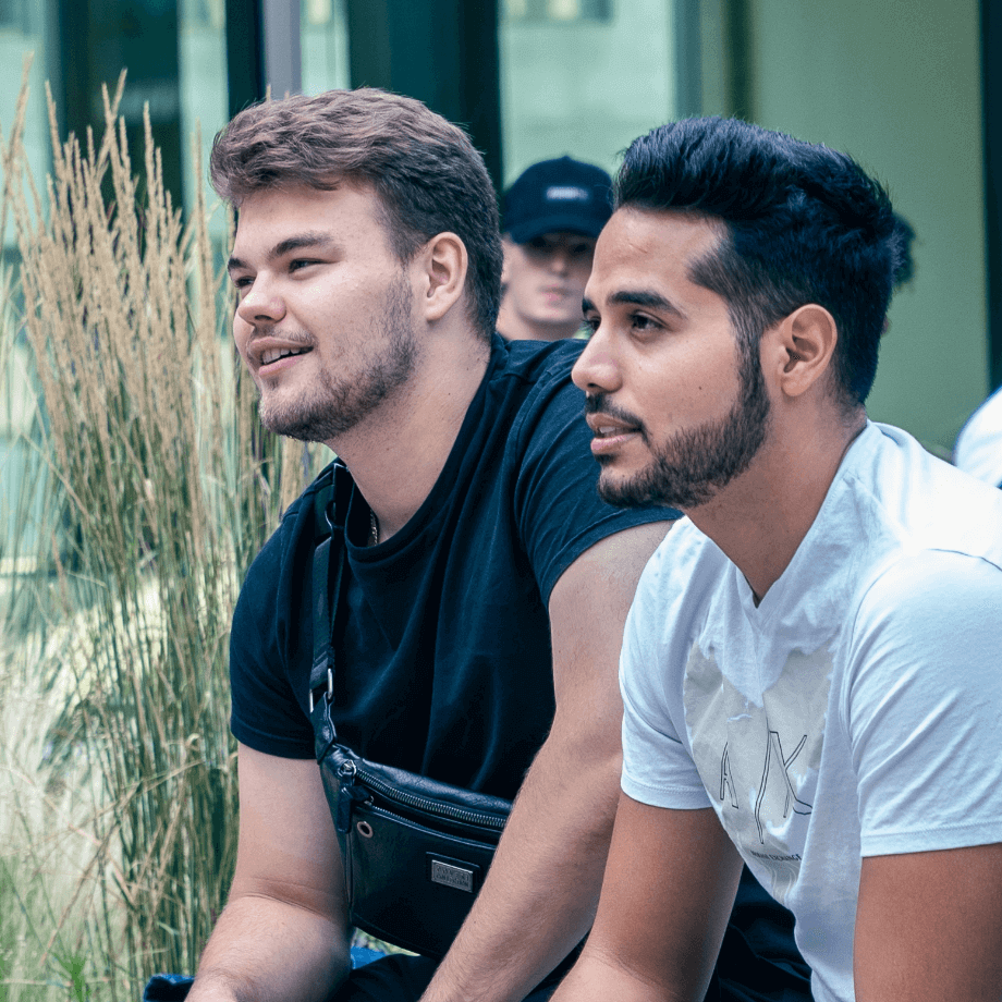 zwei Männer sitzen und schauen in die Ferne