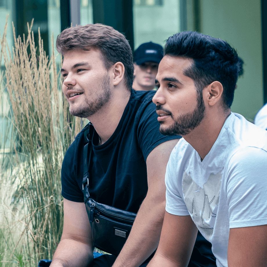 zwei Männer sitzen und schauen in die Ferne