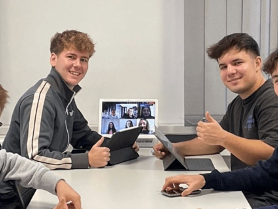 Studenten posieren für ein Foto