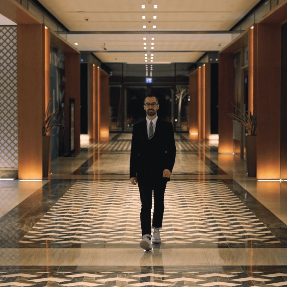 Mann geht durch Korridor