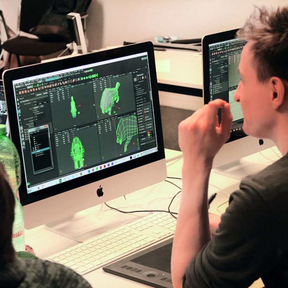 Eine Person, die ein Spiel auf einem Computer entwickelt