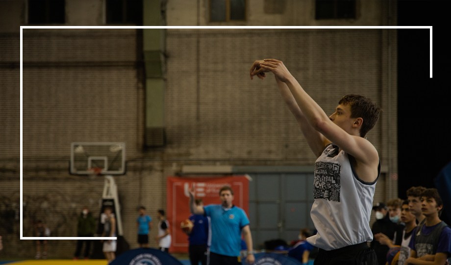 Ein Schüler spielt Basketball