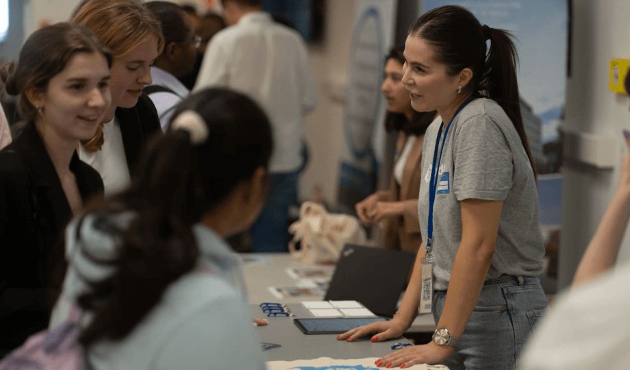 Eine Gruppe von Frauen im Gespräch