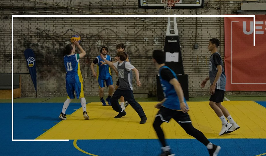 eine Gruppe von Studenten, die Basketball spielen
