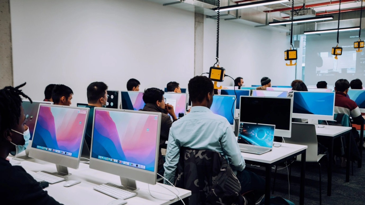 eine Gruppe von Schülern in einer Klasse mit Computern