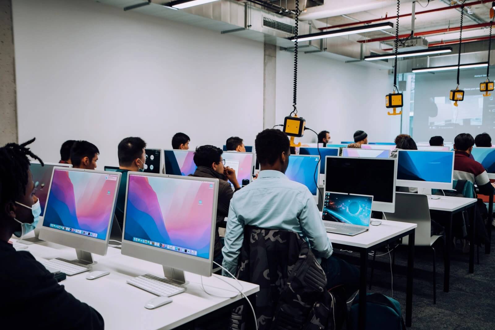 Computer Science vs Software Engineering: Differences, Skills & Careers