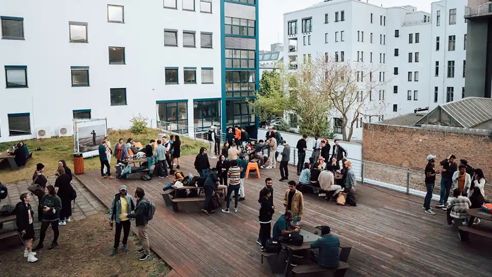 Eine Gruppe von Menschen auf einem Balkon