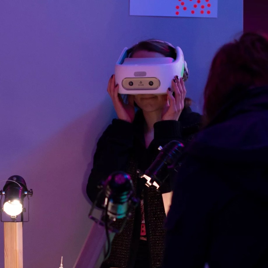 eine Person, die ein VR-Headset trägt