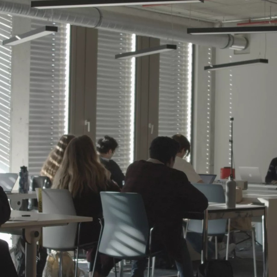 Studenten, die in einer Klasse lernen
