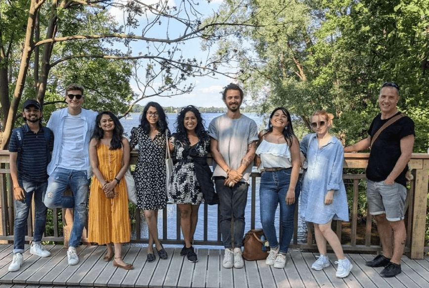 eine Gruppe von Menschen, die für ein Foto posieren