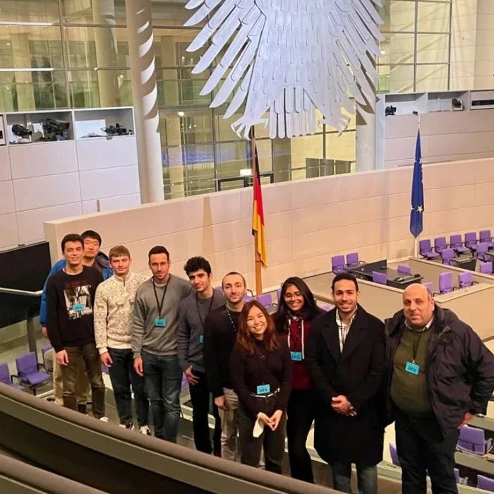 eine Gruppe von Menschen, die für ein Foto im deutschen Bundestag posieren