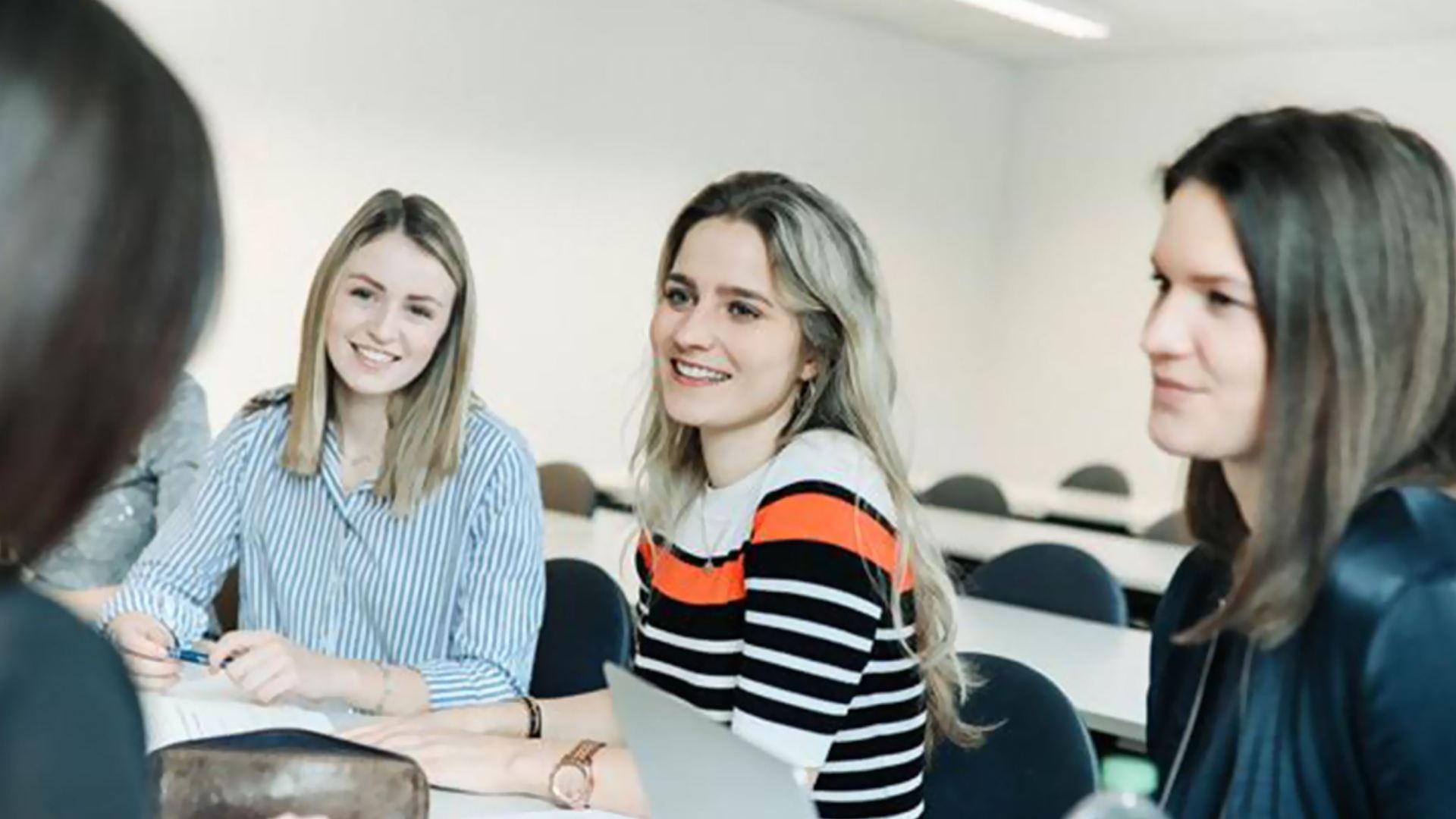 Eine Gruppe von Mädchen in einem Klassenzimmer
