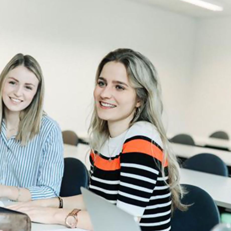 Eine Gruppe von Mädchen in einem Klassenzimmer