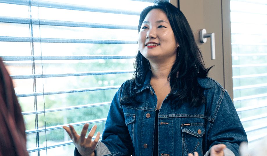 Mädchen im Gespräch in einem Raum