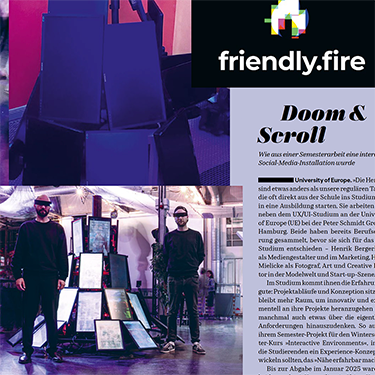 Zwei Studierende stehen vor der interaktiven Medieninstallation 'friendly.fire', bestehend aus mehreren Bildschirmen; ausgezeichnet beim ADC und gefeatured im PAGE Magazin